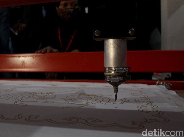 Begini Cara Kerja Mesin Batik Tulis Buatan Anak Negeri