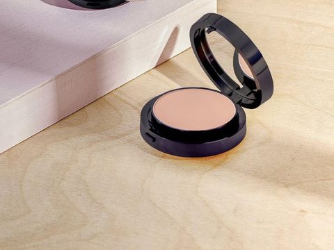 Compact powder alias bedak padat yang mudah dibawa kemana-mana