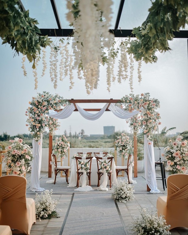 Baik itu decor indoor maupun outdoor bisa kamu request pada wedding design bogor ini
