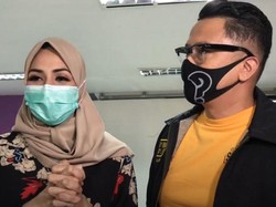 Deswita Maharani Mantap Berhijab, Ferry Maryadi Makin Jatuh Cinta