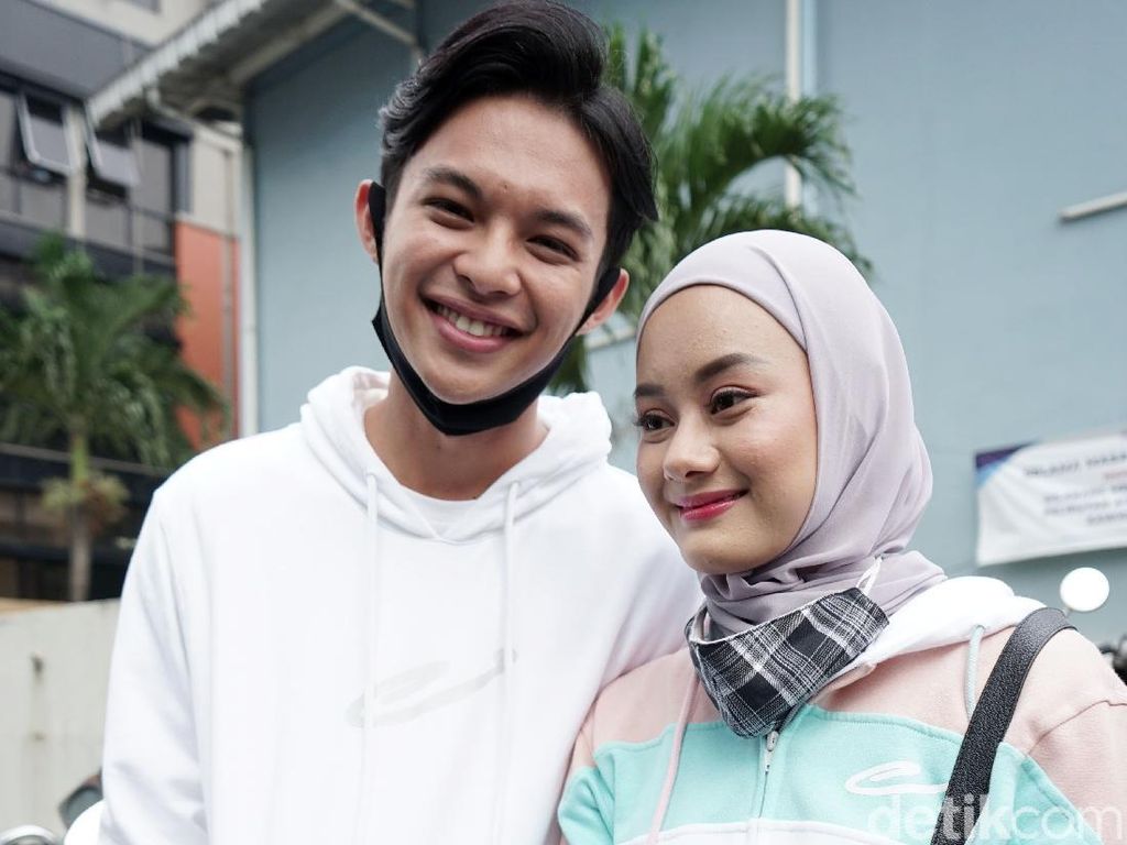 Rey Mbayang Beri Dinda Hauw Motor, Komentarnya Bikin Ngakak Rey Mbayang Beri Dinda Hauw Motor, Komentarnya Bikin Ngakak