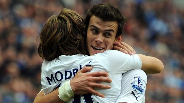 WIGAN, ENGLAND - SEPTEMBER 24:  Gareth Bale of Tottenham Hotspur celebrates scoring his side's second goal with team-mate Luka Modric during the Barclays Premier League match between Wigan Athletic and Tottenham Hotspur at DW Stadium on September 24, 2011 in Wigan, England.  (Photo by Chris Brunskill/Getty Images)