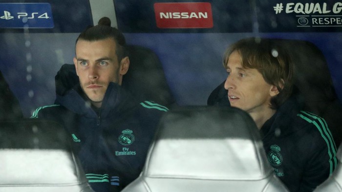 MADRID, SPAIN - NOVEMBER 26: Gareth Bale and Luka Modric of Real Madrid look on from the bench prior to the UEFA Champions League group A match between Real Madrid and Paris Saint-Germain at Bernabeu on November 26, 2019 in Madrid, Spain. (Photo by Angel Martinez/Getty Images)