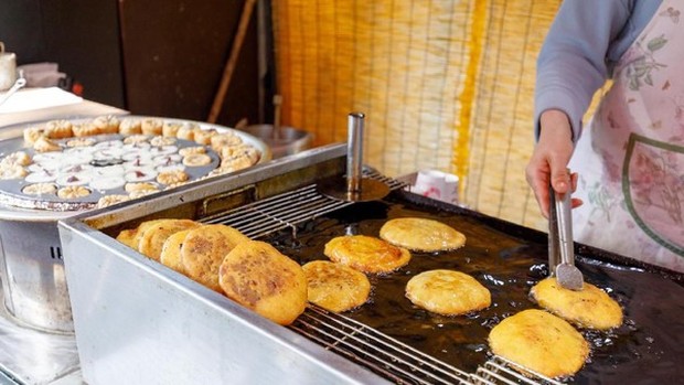 Hotteok yang sedang digoreng