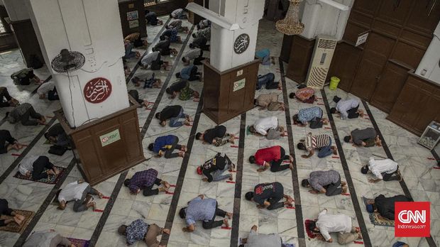 Warga melaksanakan ibadah salat Dzuhur di Masjid Cut Meutia, Jakarta, Kamis, 10 September 2020. Gubernur DKI Jakarta, Anies Baswedan menerapkan Pembatasan Sosial Berskala Besar (PSBB) kembali sebagai langkah rem darurat terkait penanggulangan pandemi virus corona (Covid-19) mulai Senin, 14 September 2020. CNN Indonesia/Bisma Septalisma