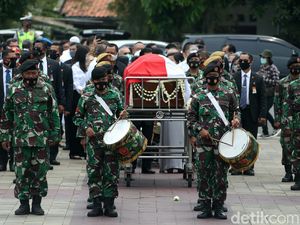 Jenazah Jakob Oetama Dimakamkan di TMP Kalibata Jenazah Jakob Oetama Dimakamkan di TMP Kalibata