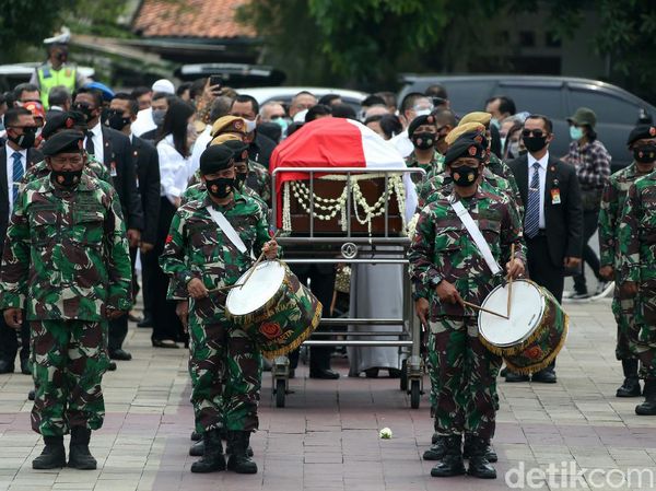 Jenazah Jakob Oetama Dimakamkan di TMP Kalibata
