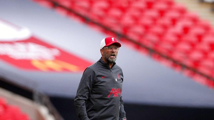 Juergen Klopp Liverpool manager Jurgen Klopp gives instructions to his players during the English FA Community Shield soccer match between Arsenal and Liverpool at Wembley stadium in London, Saturday, Aug. 29, 2020. (Andrew Couldridge/Pool via AP)