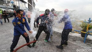 Foto Warga Sekitar TPA Dilatih jadi Pemadam Kebakaran