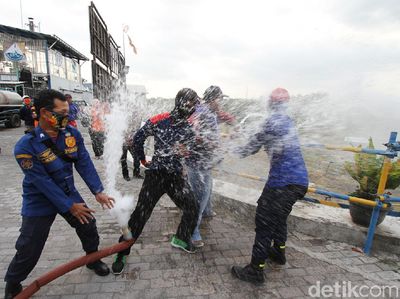 Foto Warga Sekitar TPA Dilatih jadi Pemadam Kebakaran