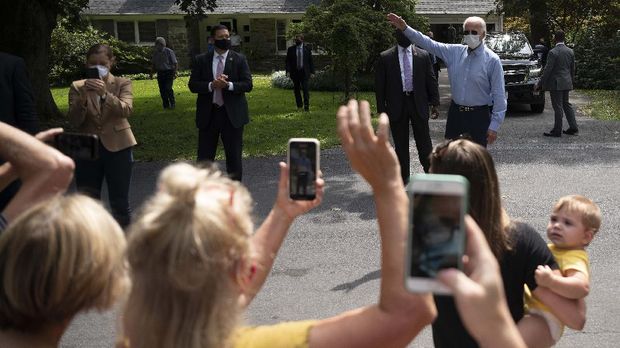Democratic presidential candidate Joe Biden(R) speaks with supporters outside, after a meeting with labor leaders in Lancaster, Pennsylvania, on September 7, 2020. - Democrat Joe Biden, his running mate Kamala Harris and Donald Trump's vice president Mike Pence head to key swing states on Labor Day -- kicking off the final stretch of the White House race in a nation battered by the Covid-19 pandemic and facing a historic reckoning on race. (Photo by JIM WATSON / AFP)