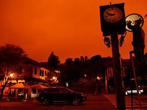 Seram! Langit California Berwarna Oranye