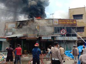Ruko di Jalan SM Raja Medan Terbakar, 5 Mobil Damkar Dikerahkan