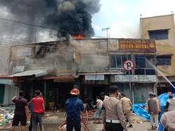 Ruko di Jalan SM Raja Medan Terbakar, 5 Mobil Damkar Dikerahkan