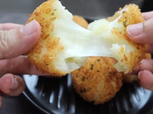 5 Olahan Kentang ala Korea yang Enak, Potato Cheese Ball hingga Corn Dog 5 Olahan Kentang ala Korea yang Enak, Potato Cheese Ball hingga Corn Dog