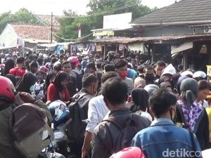 Pandemi Corona, Kerumunan Pelamar Kerja di Purwakarta Dibubarkan Polisi