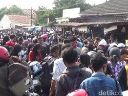 Pandemi Corona, Kerumunan Pelamar Kerja di Purwakarta Dibubarkan Polisi