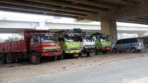 Kolong Tol Becakayu Jadikan Parkiran Truk