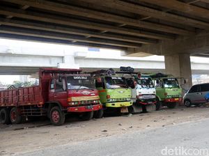 Kolong Tol Becakayu Jadikan Parkiran Truk Kolong Tol Becakayu Jadikan Parkiran Truk