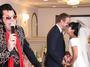 Pernikahan Lily Allen, Elvis, Burger dan Dior Pernikahan Lily Allen, Elvis, Burger dan Dior