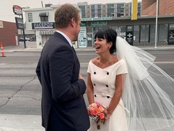 Penampilan Retro Lily Allen Nikah Lagi, Pakai Baju Dior Rp 64 Juta