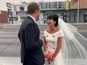 Penampilan Retro Lily Allen Nikah Lagi, Pakai Baju Dior Rp 64 Juta Penampilan Retro Lily Allen Nikah Lagi, Pakai Baju Dior Rp 64 Juta