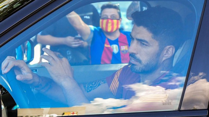 SANT JOAN DESPI, SPAIN - SEPTEMBER 07: Luis Suarez of FC Barcelona arrives at Joan Gamper Ciutat Esportiva for a training session on September 07, 2020 in Sant Joan Despi, in Barcelona, Spain. (Photo by David Ramos/Getty Images)