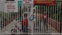 Melihat Keseharian Warga di Kawasan Zona Merah Ibu Kota