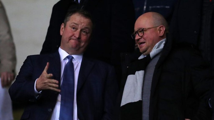 OXFORD, ENGLAND - FEBRUARY 04: Mike Ashley owner of Newcastle United talks to managing Directory Lee Charnley ahead of the FA Cup Fourth Round Replay match between Oxford United and Newcastle United at Kassam Stadium on February 04, 2020 in Oxford, England. (Photo by Catherine Ivill/Getty Images)
