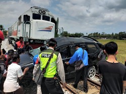 MPV Muat 7 Penumpang Tertabrak Kereta Api di Malang, 1 Orang Tewas
