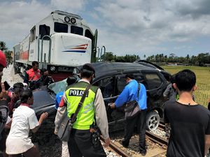 MPV Muat 7 Penumpang Tertabrak Kereta Api di Malang, 1 Orang Tewas MPV Muat 7 Penumpang Tertabrak Kereta Api di Malang, 1 Orang Tewas