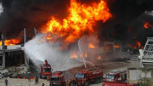 Pelabuhan Beirut Dilalap Api Usai Sebulan Ledakan Lebanon