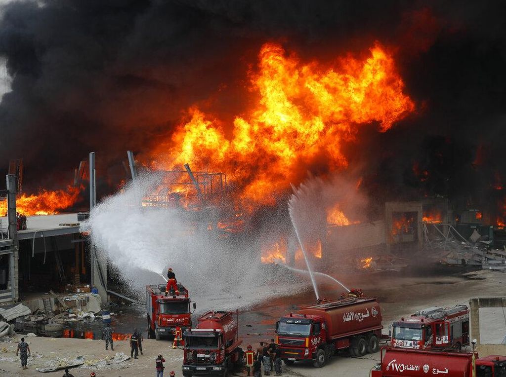 Pelabuhan Beirut Dilalap Api Usai Sebulan Ledakan Lebanon Pelabuhan Beirut Dilalap Api Usai Sebulan Ledakan Lebanon