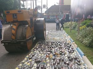 Ribuan Botol Miras Dimusnahkan di Tulungagung