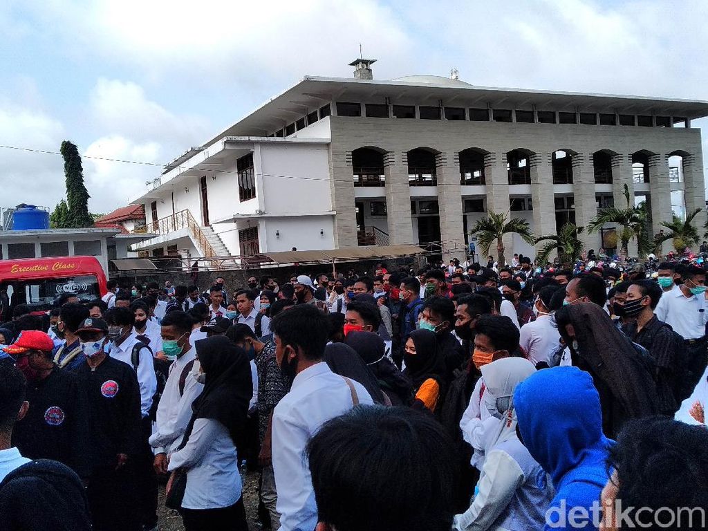 Ribuan Pelamar Kerja Ikut Rekruitmen Perusahaan Susi Pudjiastuti Ribuan Pelamar Kerja Ikut Rekruitmen Perusahaan Susi Pudjiastuti