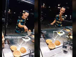 Atraksi Penjual Burger saat Pecahkan Telur Ini Bikin Ngakak