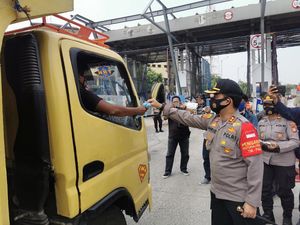 Polisi Bagikan 10 Ribu Masker ke Pekerja di Pelabuhan Tanjung Priok