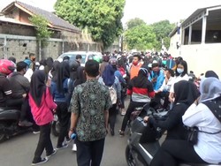 Polisi Bubarkan Ribuan Pelamar Kerja di Pabrik Sepatu Purwakarta