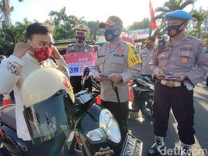 Puluhan Ribu Masker Dibagikan ke Warga Kediri Kota di 25 Titik Puluhan Ribu Masker Dibagikan ke Warga Kediri Kota di 25 Titik