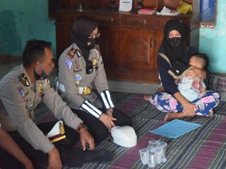 Kunjungi Janda Korban Kecelakaan, Cara Polantas Nganjuk Sambut HUT ke-65