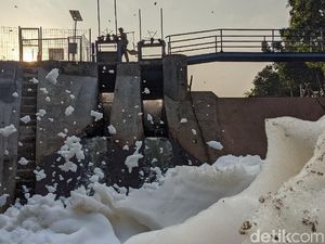 Potret Pintu Air Situ Parigi Penuh Limbah Busa