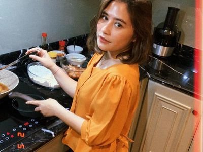Imutnya Prilly Latuconsina Saat Masak hingga Nikmati Afternoon Tea
