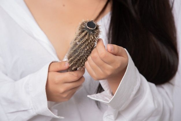 Ketegangan yang berlebihan akibat ikatan rambut yang dilakukan rutin setiap hari dapat menyebabkan alopecia traksi, yaitu suatu kondisi yang secara permanen melemahkan folikel sehingga rambut tidak mungkin tumbuh.