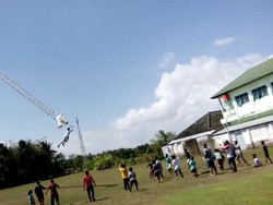 Menegangkan! Remaja Terbang Terseret Layangan di Bantul