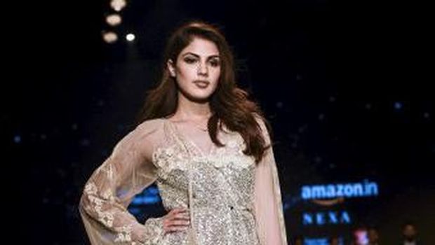 Bollywood actress Rhea Chakraborty presents a creation by Indian designer Nina Dhaka during the Amazon India Fashion Week Autumn Winter 2018 in New Delhi on March 15, 2018. (Photo by CHANDAN KHANNA / AFP)