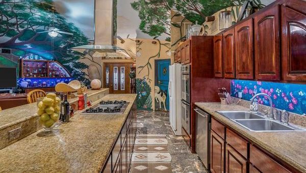 10 Foto Rumah di Bawah Tanah yang Isinya Menakjubkan, Seperti di Dunia Lain