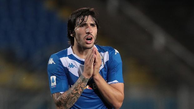 BRESCIA, ITALY - JULY 19:  Sandro Tonali of Brescia Calcio reacts during the Serie A match between Brescia Calcio and SPAL at Stadio Mario Rigamonti on July 19, 2020 in Brescia, Italy.  (Photo by Emilio Andreoli/Getty Images)