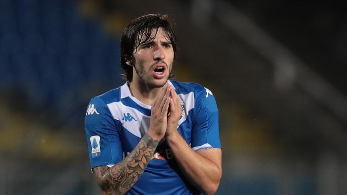 sandro tonali brescia ac milan BRESCIA, ITALY - JULY 19: Sandro Tonali of Brescia Calcio reacts during the Serie A match between Brescia Calcio and SPAL at Stadio Mario Rigamonti on July 19, 2020 in Brescia, Italy. (Photo by Emilio Andreoli/Getty Images)