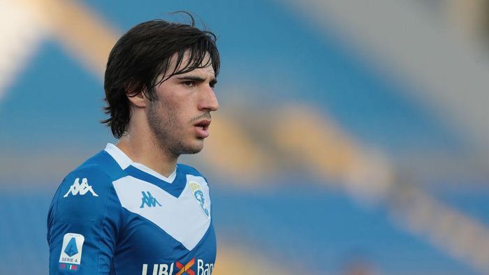 Sandro Tonali BRESCIA, ITALY - JULY 05: Sandro Tonali of Brescia Calcio looks on during the Serie A match between Brescia Calcio and Hellas Verona at Stadio Mario Rigamonti on July 5, 2020 in Brescia, Italy. (Photo by Emilio Andreoli/Getty Images)