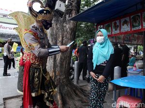 Aksi Tokoh Pewayangan Kampanye Gunakan Masker di Malioboro DIY